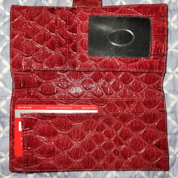 GUESS wallet in wine red shiny patent finish. - Picture 9 of 12